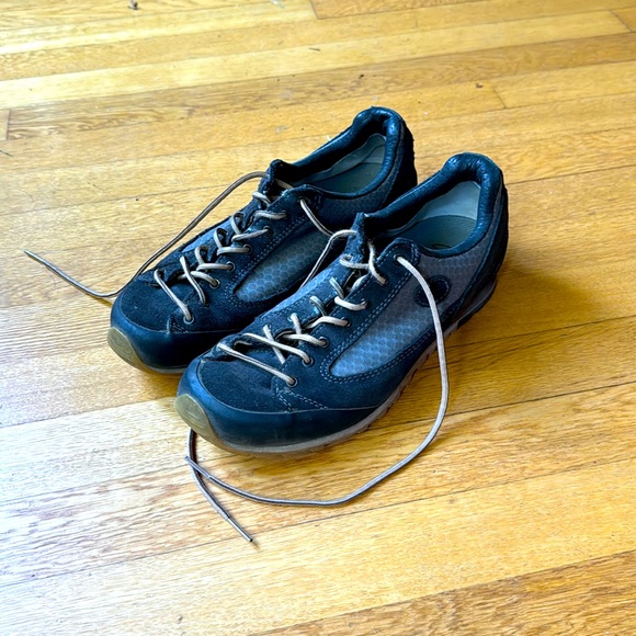 Nice Han Wag shoes, Eur 40. Still lots of tread. Little small for me - Picture 1 of 4